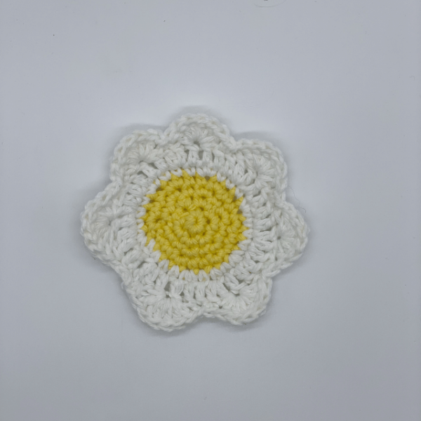 white flower coaster